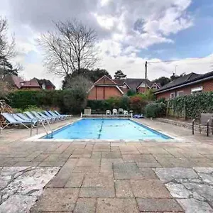 Arncott - Large Studio Flat With Outdoor Pool Apartment
