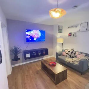 lively-1-bed-apartment-in-buzzing-east-london.cambridgehotelsuk.com/