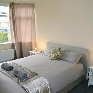 Escape 4 Bedroom House, Sleeps 11, 2 Free Parking, Garden, Wifi, Smart Tv, Newly Decorated Holiday home