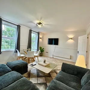 stylish-penarth-marina-apartment.cardiffhotelswales.com/